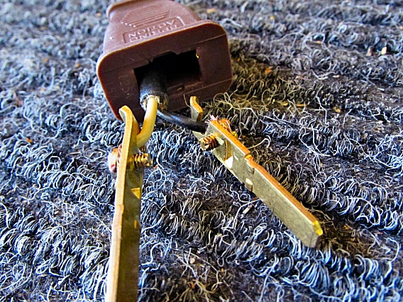 White wire to Wide prong