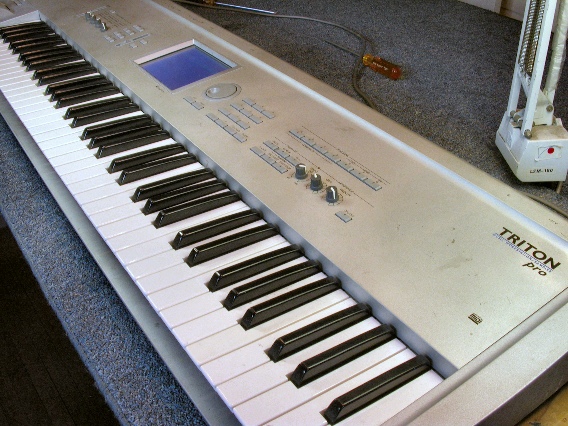 KORG TRITON-Rack SCSI端子カバーなし、底面の塗装はげ他（KORG